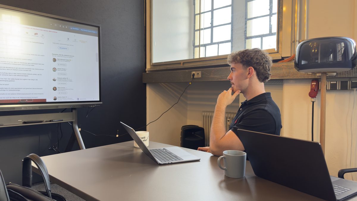 Jonas Feldmeyer und Stephan Dieterle bei der Arbeit an einer Kampagne