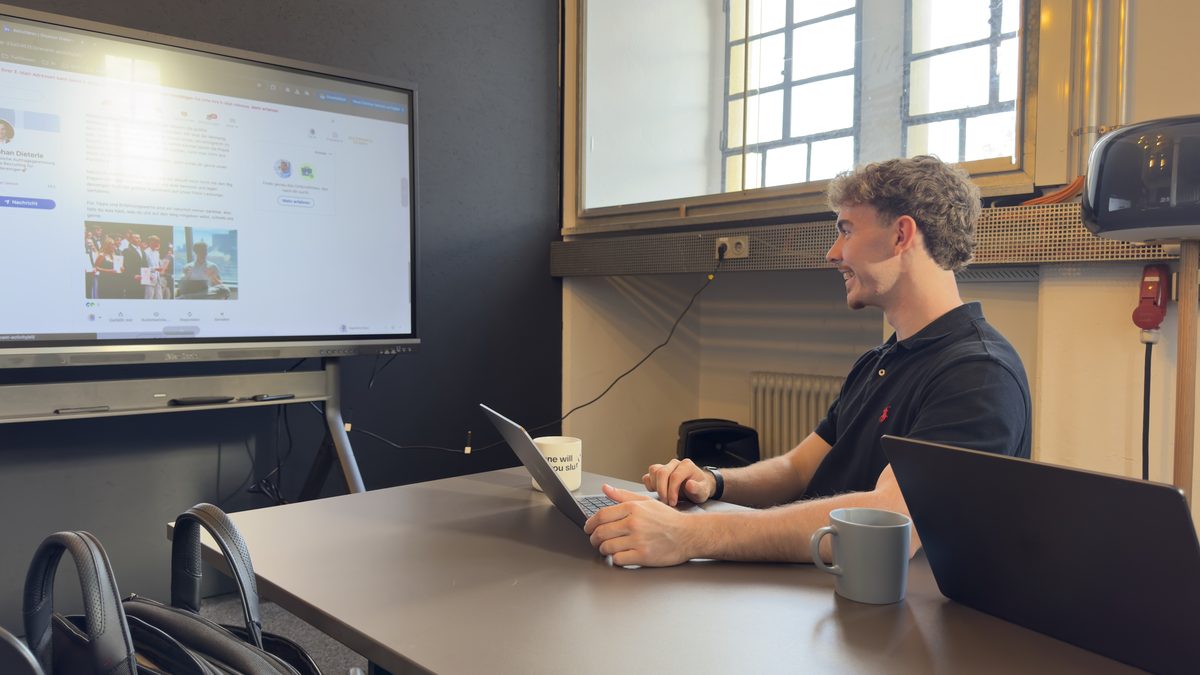 Jonas Feldmeyer und Stephan Dieterle bei der Arbeit an einer Kampagne