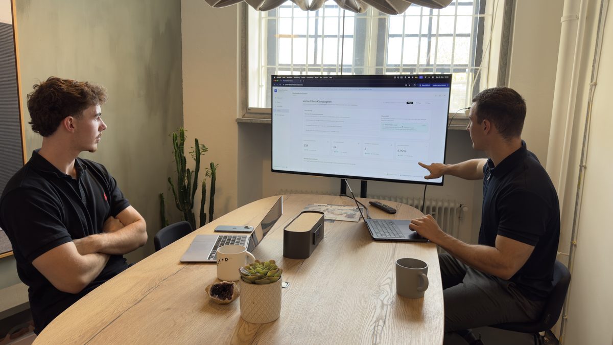 Jonas Feldmeyer und Stephan Dieterle bei der Arbeit an einer Kampagne